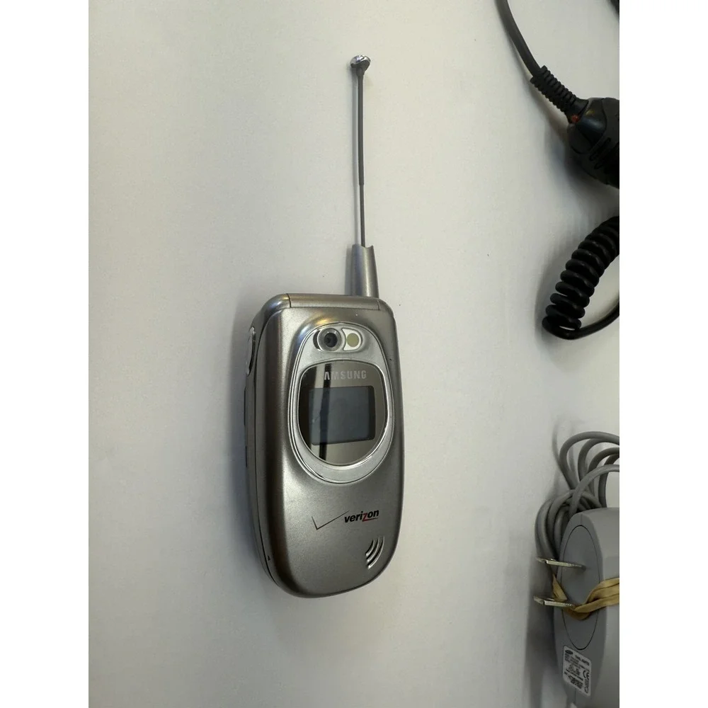 Samsung SCH-A670 - Gray and Silver ( Verizon ) Bundle